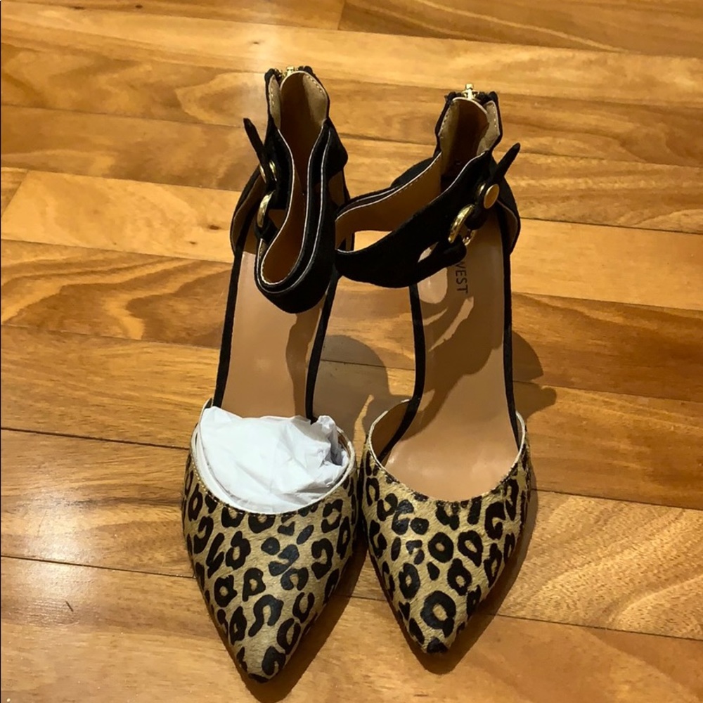 Nine West T strap leopard sandals
